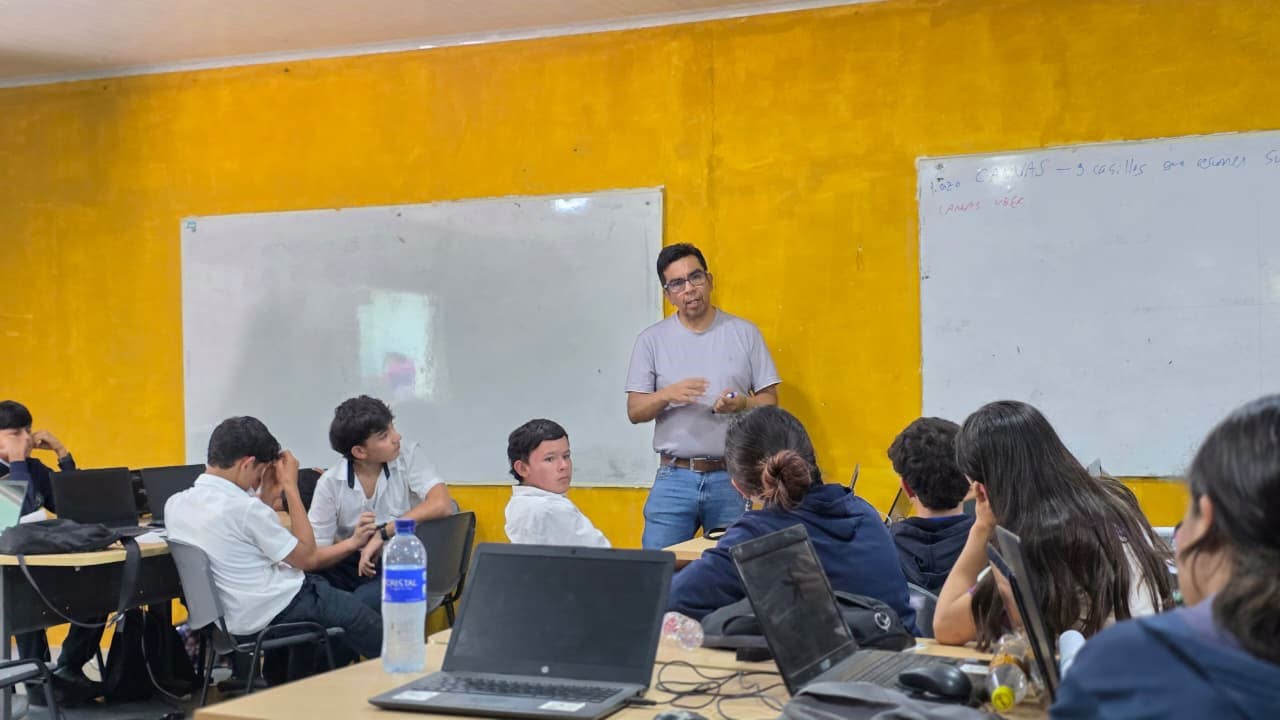 Docente UNAB fortalece procesos de Apropiación Social del Conocimiento y Emprendimiento en la Escuela Industrial de Oiba